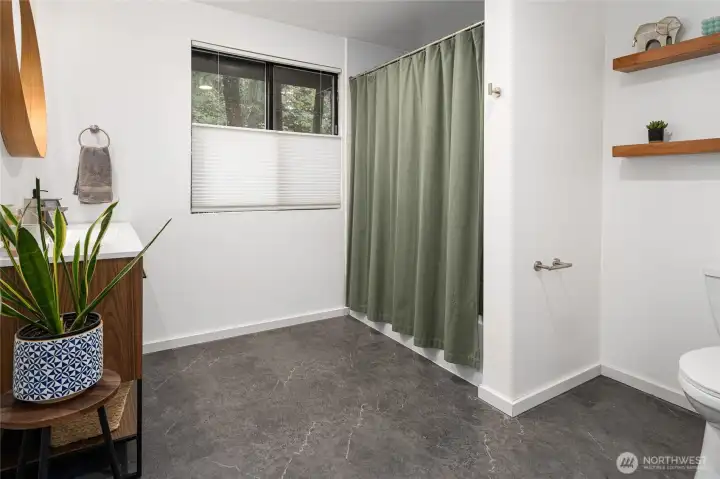 Full hallway bathroom upstairs (with tub)