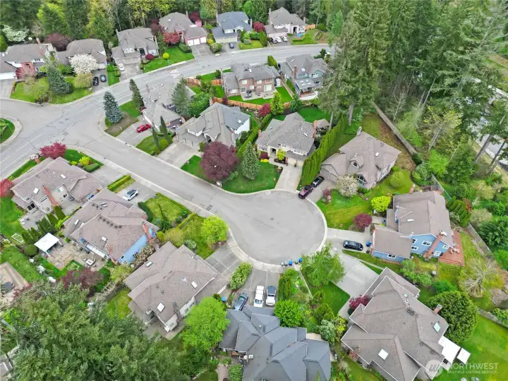 Enjoy living on a quite cul-de-sac within easy walking distance to QFC and neighboring restaurants as well as Sunny Hills Elementary and Pine Lake Middle School.