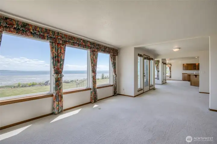 Look at all those windows all the way across the bay side!