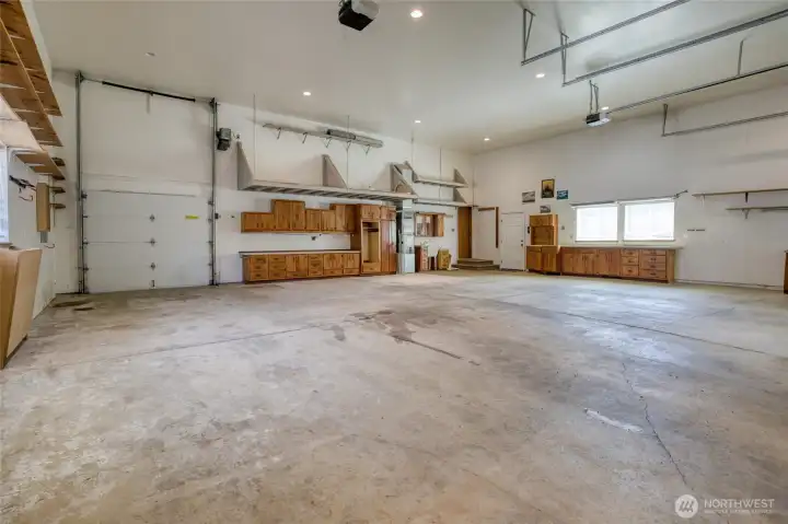 Plenty of storage and workshop space too!