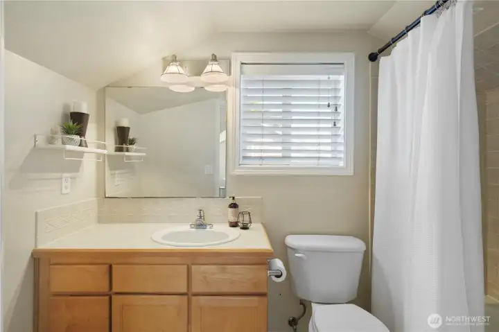 En suite full bathroom En suite full bathroom