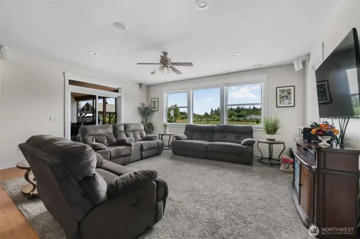 Family room with access to 2nd covered patio. Family room with access to 2nd covered patio.
