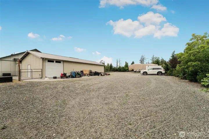 Ample parking and access to the shop. Ample parking and access to the shop.