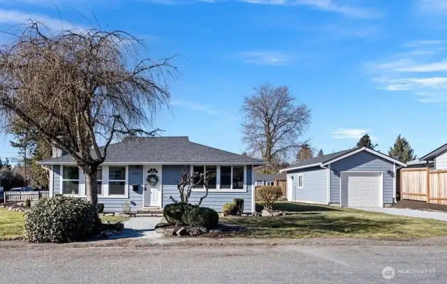 The sweetest Puyallup bungalow you ever did see!  This home has been remodeled from the foundation and studs up! All new high end appliances stay with the home making this move in ready!