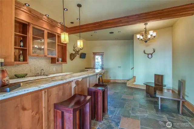 Entertaining bar area welcomes celebrations, pot-lucks and super bowl snacks!