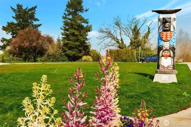 Des Moines has many great places to see and do, within walking distance from home. Shopping, parks, baseball fields, soccer fields, skate park, beach, marina, restaurants and more!!