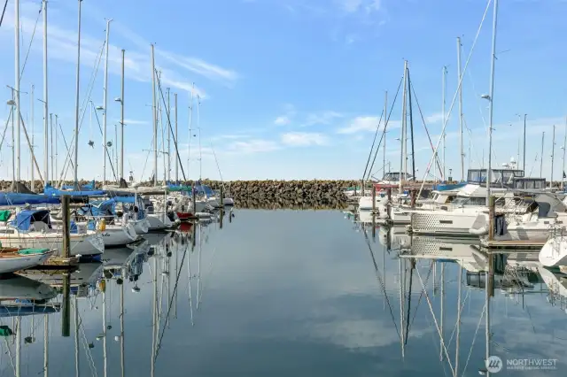 Beautiful Des Moines Marina minutes away