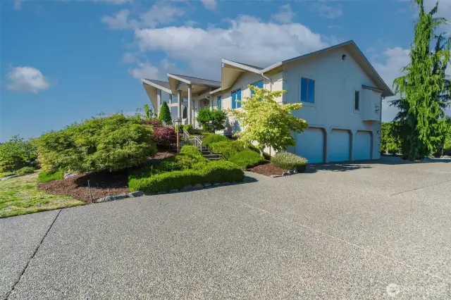 Striking exposed aggregate drive sets the tone as you arrive—ample space for guests, with a generous 3-car garage for all your storage needs.