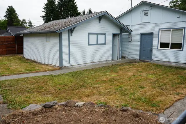 Large Outer Building / Work Shop