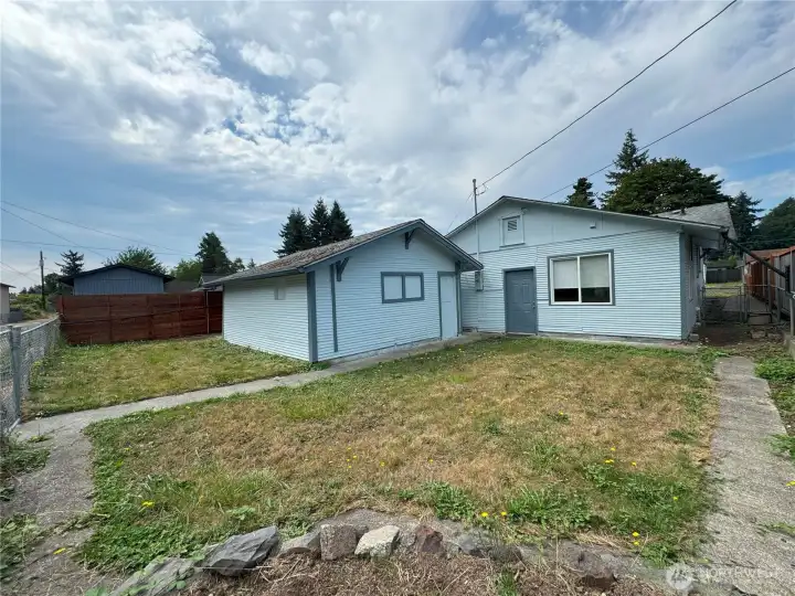 Large Outbuilding and Back Yard