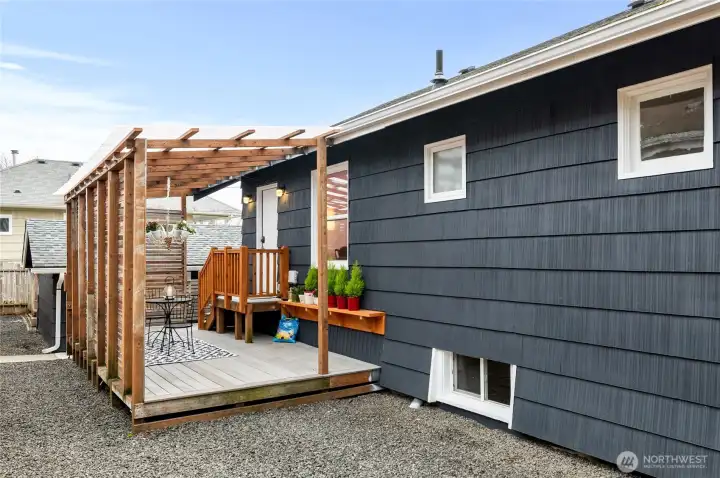 Spacious Back Patio/Room for Barbeque/Fire Table