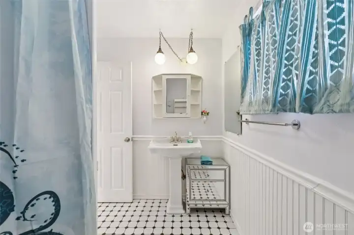 Downstairs bath {full} 2