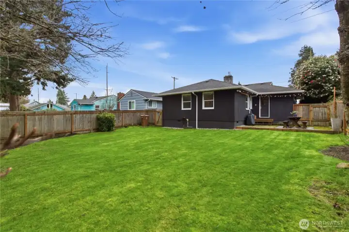 Huge fenced backyard with sprinkler system!