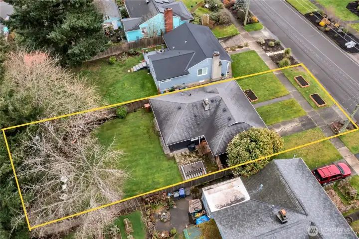 Lot lines are approximate... notice the raised bed gardens in the front yard