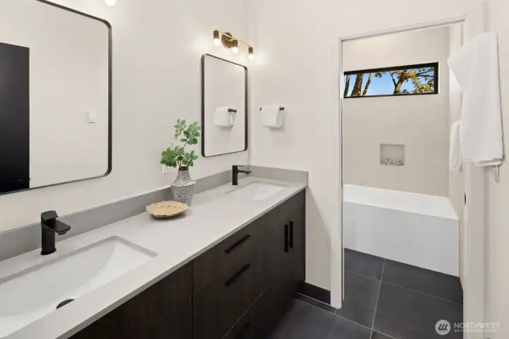 Full bath on the upper level.