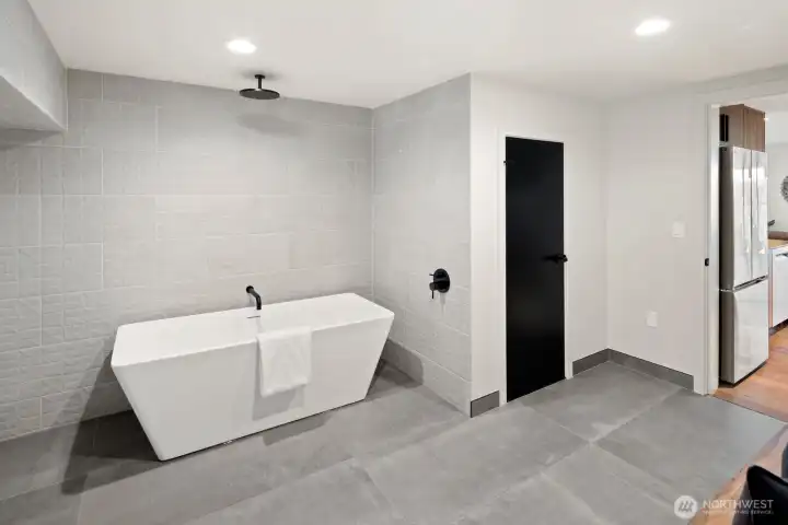 Lower level has a Cold plunge tub and sauna