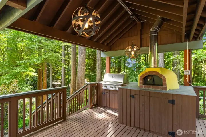 Covered built-in BBQ and Pizza Oven!