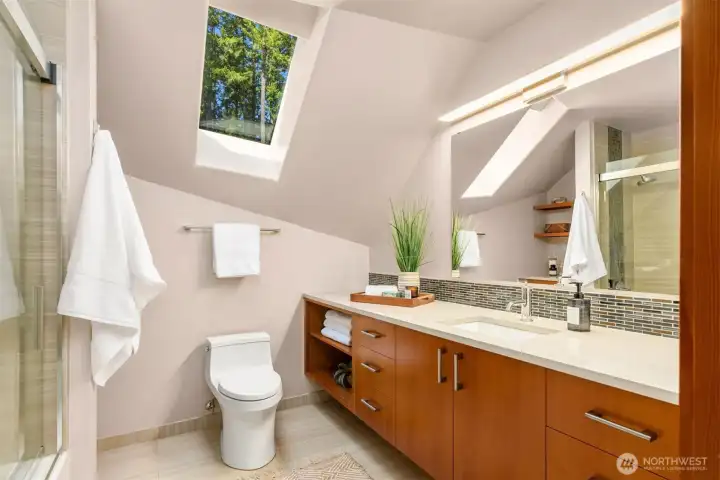 Upper level full bath.