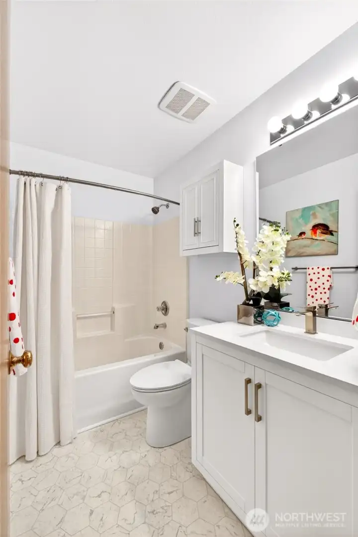 Upstairs full bath. Upstairs full bath.