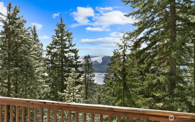 Peek-a-boo views of Lake Cle Elum & the surrounding mountains. This is such a peaceful location.