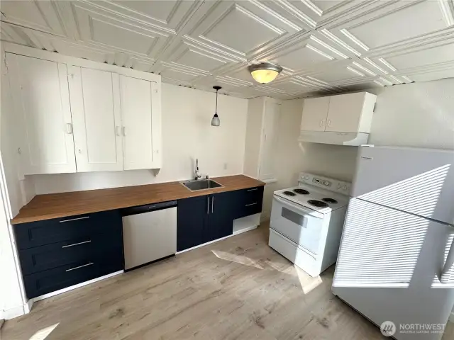 Nice and clean kitchen.