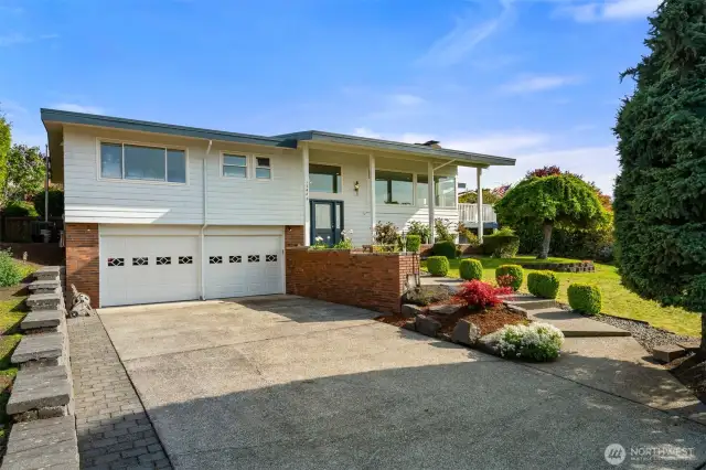Deep driveway for guests