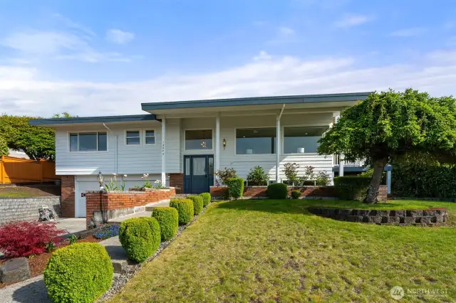 Large front yard & a welcoming curb appeal