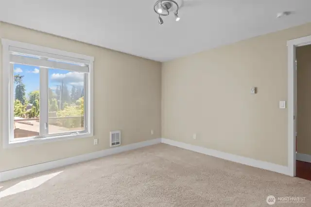 As well as being spacious, the main bathroom separates the 2 bedrooms for added privacy/noise.
