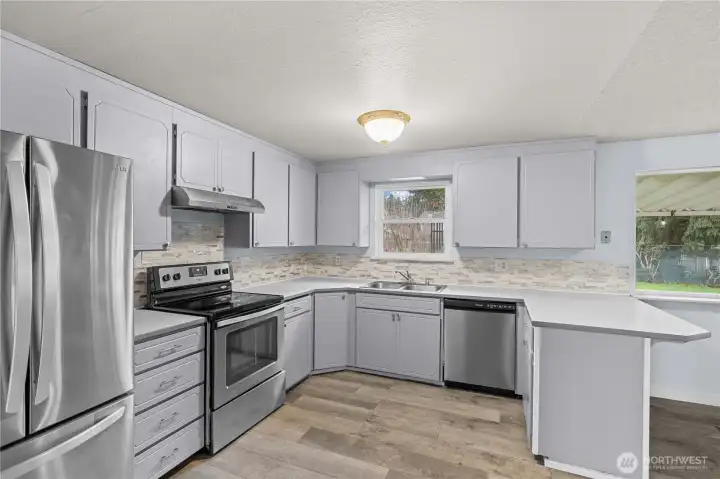 Kitchen w/ all appliances