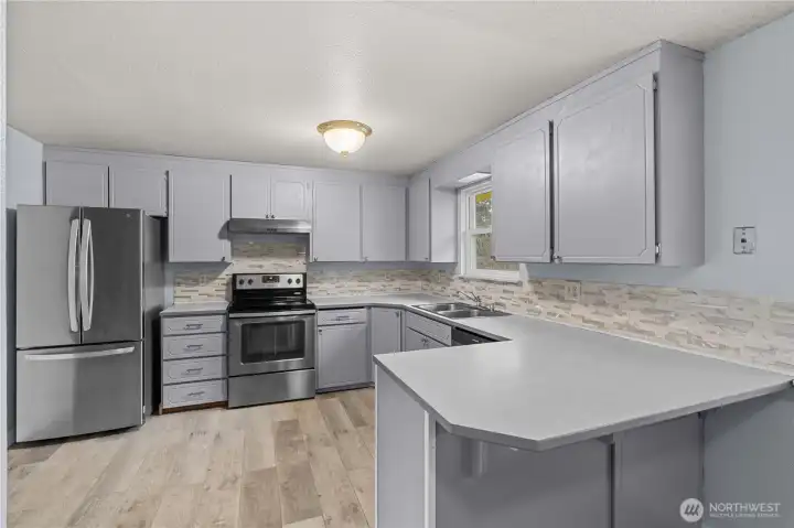 Kitchen w/ all appliances