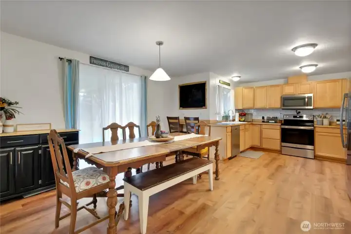 Dining nook and kitchen, all appliances stay