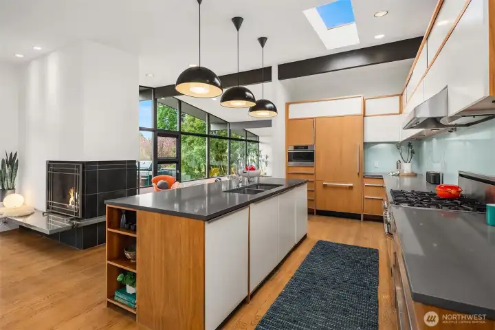 A skylight in the kitchen is such a delightful luxury.  Particularly here, with well-placed ceiling and under-cabinet lights, plus 3 perfect pendants over the island (not to mention all the light from those windows!) already delivering a very-beautifully illuminated space day or night.