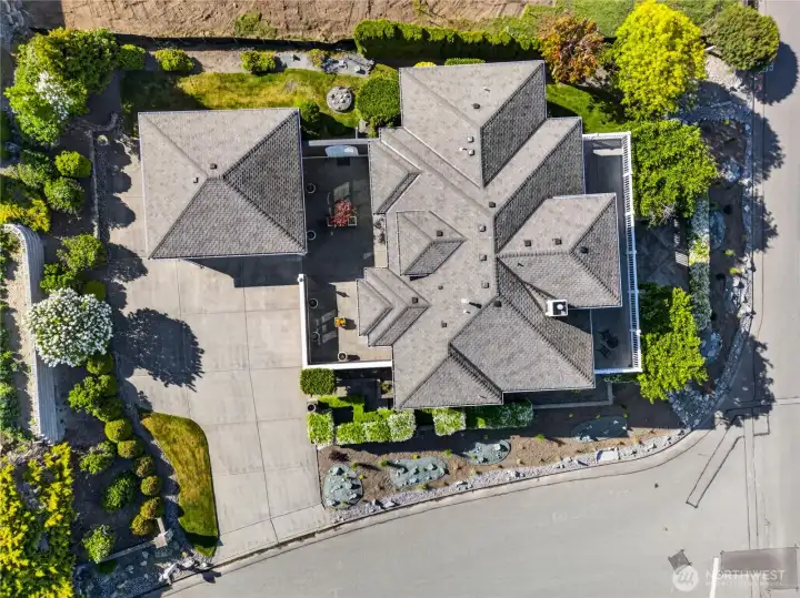 This is a stunning property from top to bottom. Location, view, condition, finishes, courtyard. And Skyline amenities too.