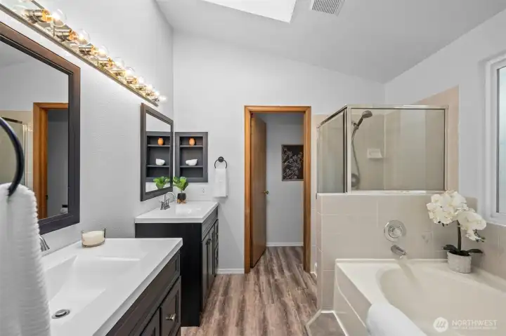 Get the bubbles! It's time to relax in the soaking tub! Enjoy the natural light from the skylight.