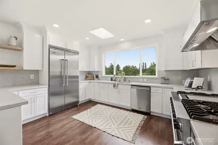 Brand new, open flow kitchen with no epenses spared.