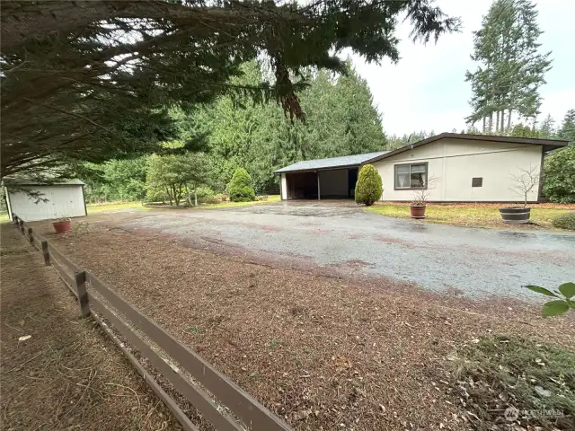 Spacious driveway