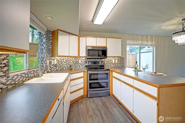 That double oven and stove top is like new ready for you!  Undercabinet lighting on a dimmer is a real bonus. The sink is cast iron Kohler.  Great quality. The Microwave is Samsung.