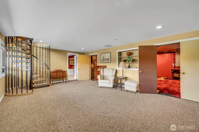 To The Beach/Dock is easy access from the recreational room downstairs.