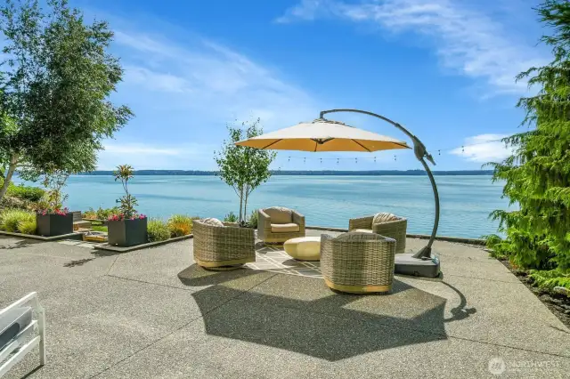 Many outdoor spaces - seating