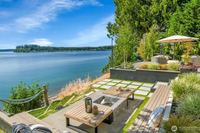 Lounge area with fire pit