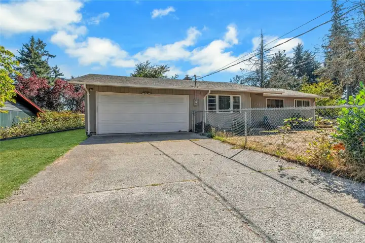 Front yard, left side of home has been photoshopped to be green!