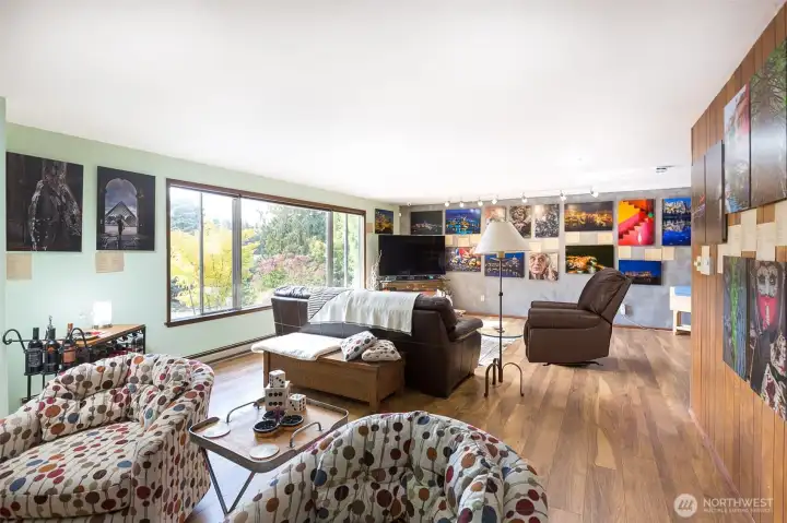 Huge LR with south w/south facing windows
