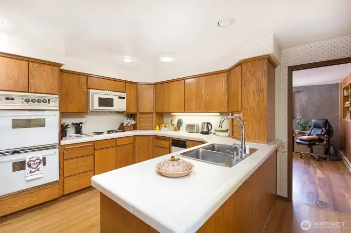 Kitchen has double ovens & pantry