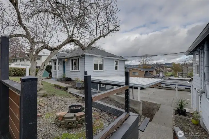 Notice the territorial views. Magnolia trees are beautiful. Thermal windows everywhere.