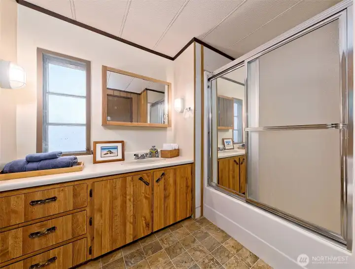 Second bath with tub