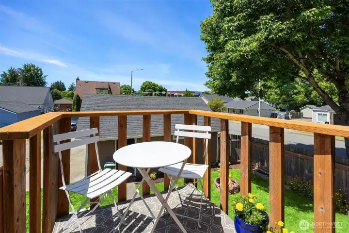 Upper Apartment - Sunny Deck