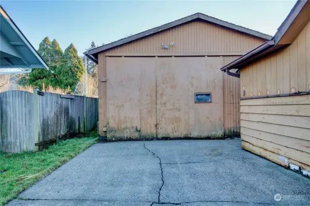 Shop access off driveway.