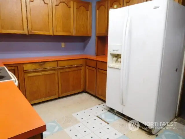 Lage kitchen with lots of cabinet and counter space