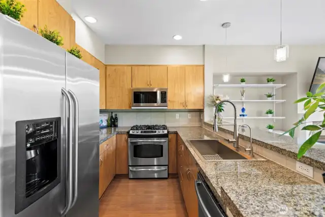 s/s appliance with lots of counterspace and cabinets