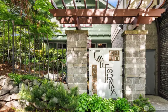 Well-established complex with great walkability to the Junction.